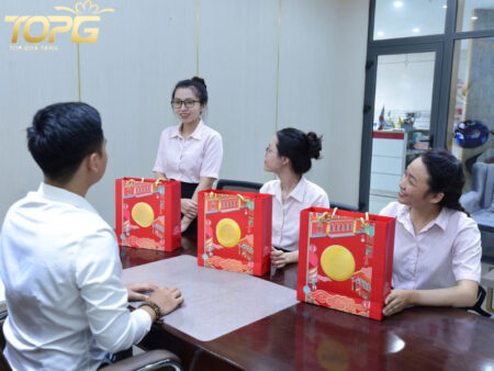 qua tang nhan vien dip cuoi nam tang gi de the hien su tran trong
