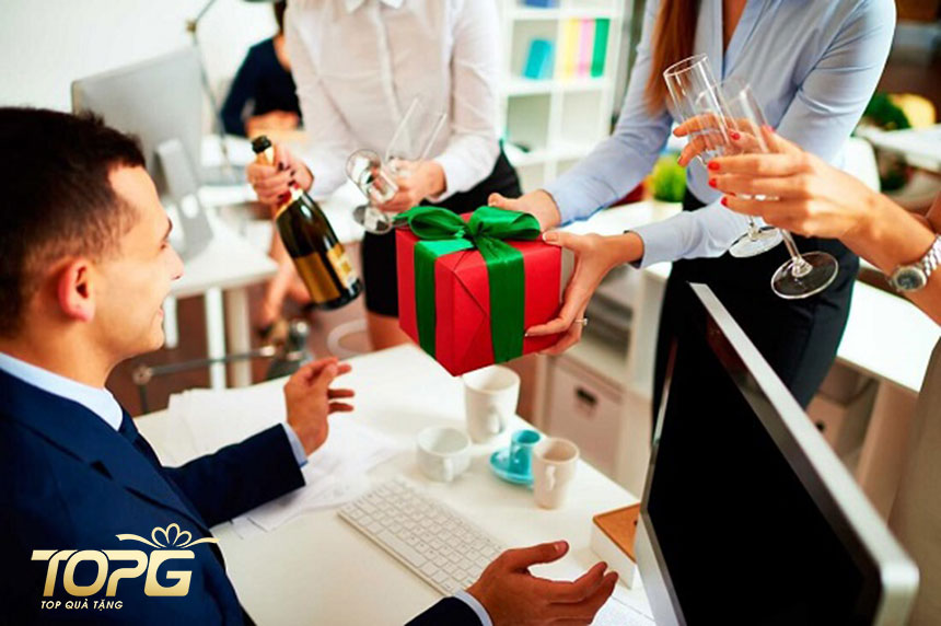 Quà biếu Sếp sang trọng - Gợi ý những món quà sang trọng và tình tế 3 tai-sao-nen-chon-qua-bieu-sep-sang-trong