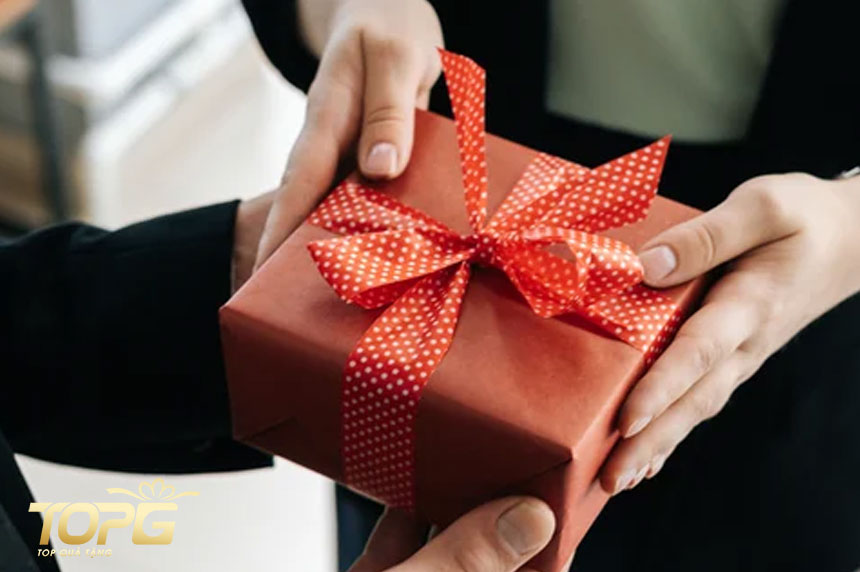 Tặng quà sinh nhật khách VIP – Nghệ thuật tri ân tạo nên sự gắn kết bền vững 3 tang qua sinh nhat khach vip