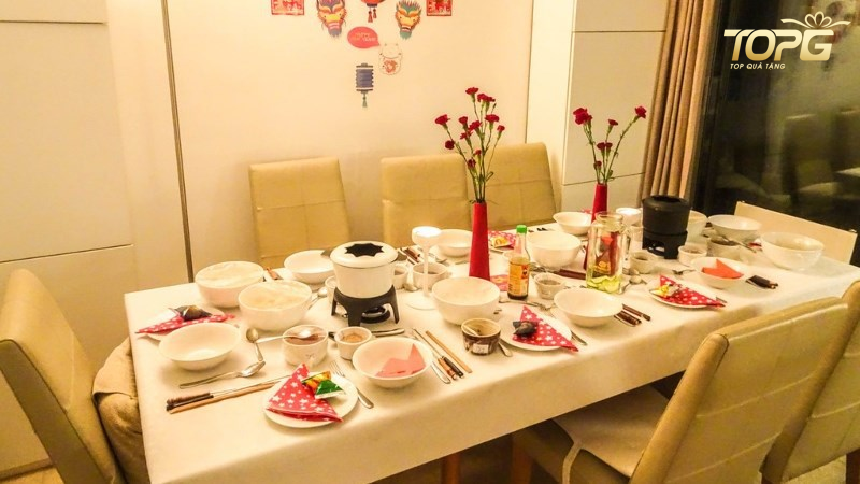 y-tuong-decor-ban-tiec-nam-moi-an-tuong-thu-hut-tai-loc